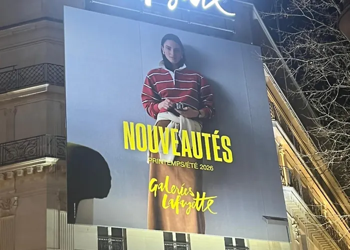 شقة Bed Setting In Galeries Lafayette Street باريس